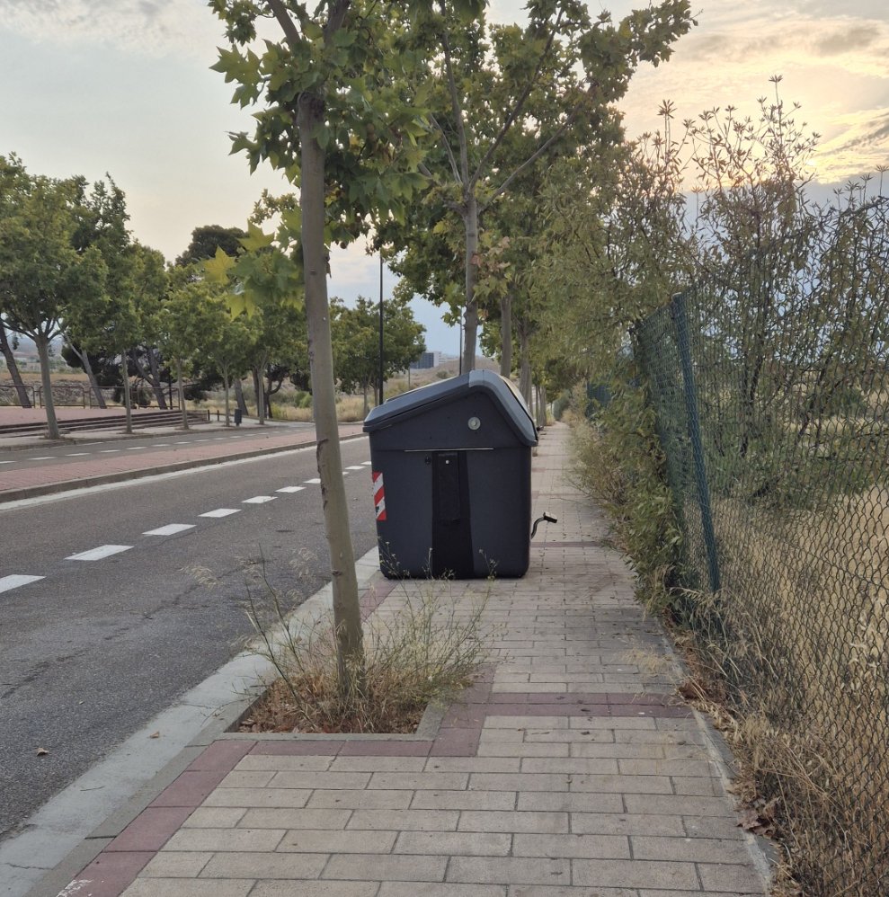 Juanjo Alba (@juanjo_alba) on Twitter photo Entre el contenedor de basura, la valla inclinada, la vegetación que crece y los alcorques de los árboles... ¿qué utilidad puede tener esa acera para los peatones?
(junto al club deportivo de Montecanal, <a href="/zaragoza_es/">AyuntamientoZaragoza</a>) Entre el contenedor de basura, la valla inclinada, la vegetación que crece y los alcorques de los árboles... ¿qué utilidad puede tener esa acera para los peatones?
(junto al club deportivo de Montecanal, <a href="/zaragoza_es/">AyuntamientoZaragoza</a>)