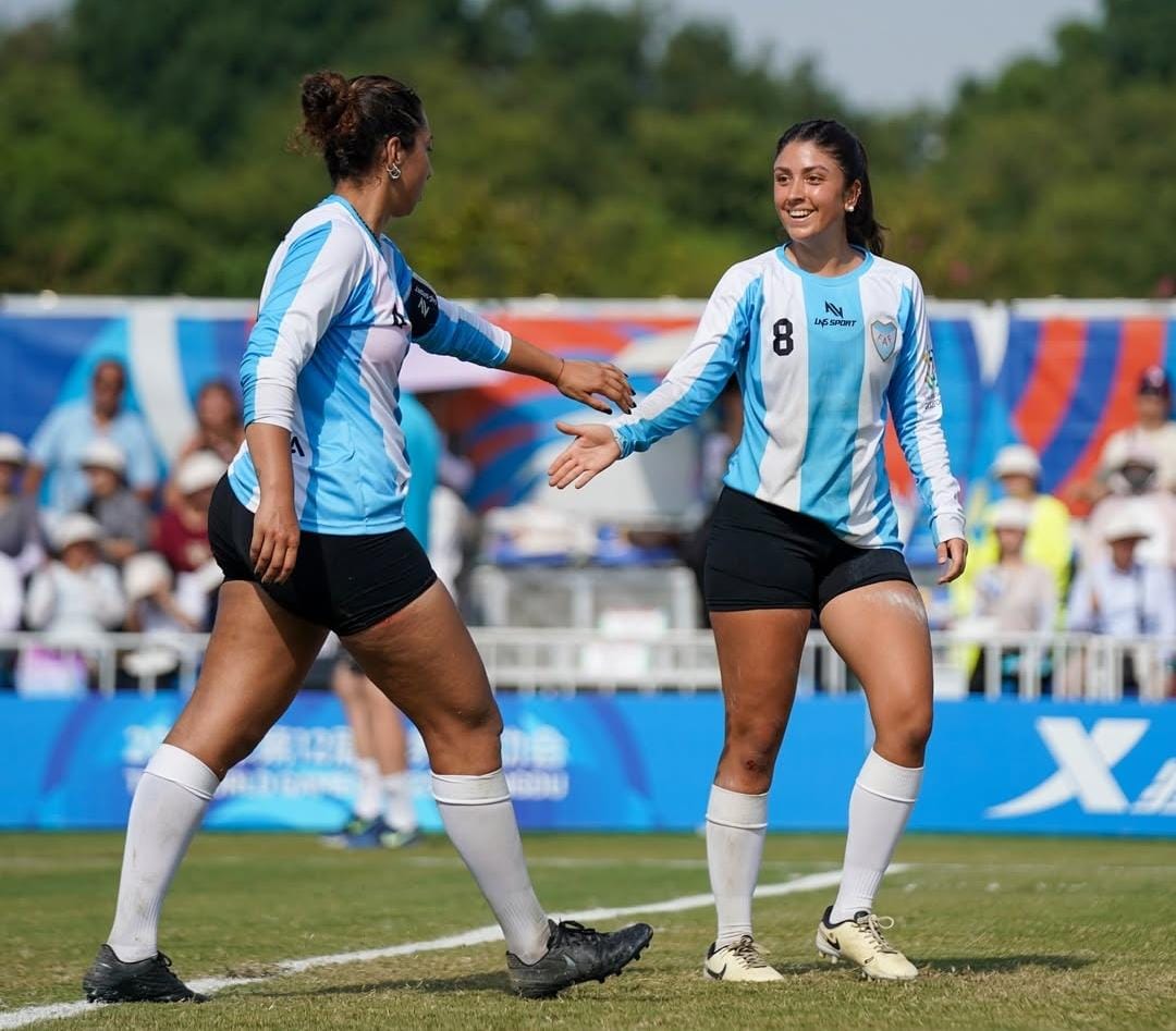 ArgentinaDorada's tweet photo. #Faustball World Games:
La Selección femenina cayó en semis del 5º al 8º ante Nueva Zelanda 3-1 (11-7, 12-10, 7-11 y 15-13).
Finalizó en el 7° puesto tras ganarle a EEUU 3-1 (11-8, 5-11, 11-8 y 11-4).

📷Valentin Weber, Janic Lautenschlager, Uwe Spille https://t.co/dEDbr8OewB