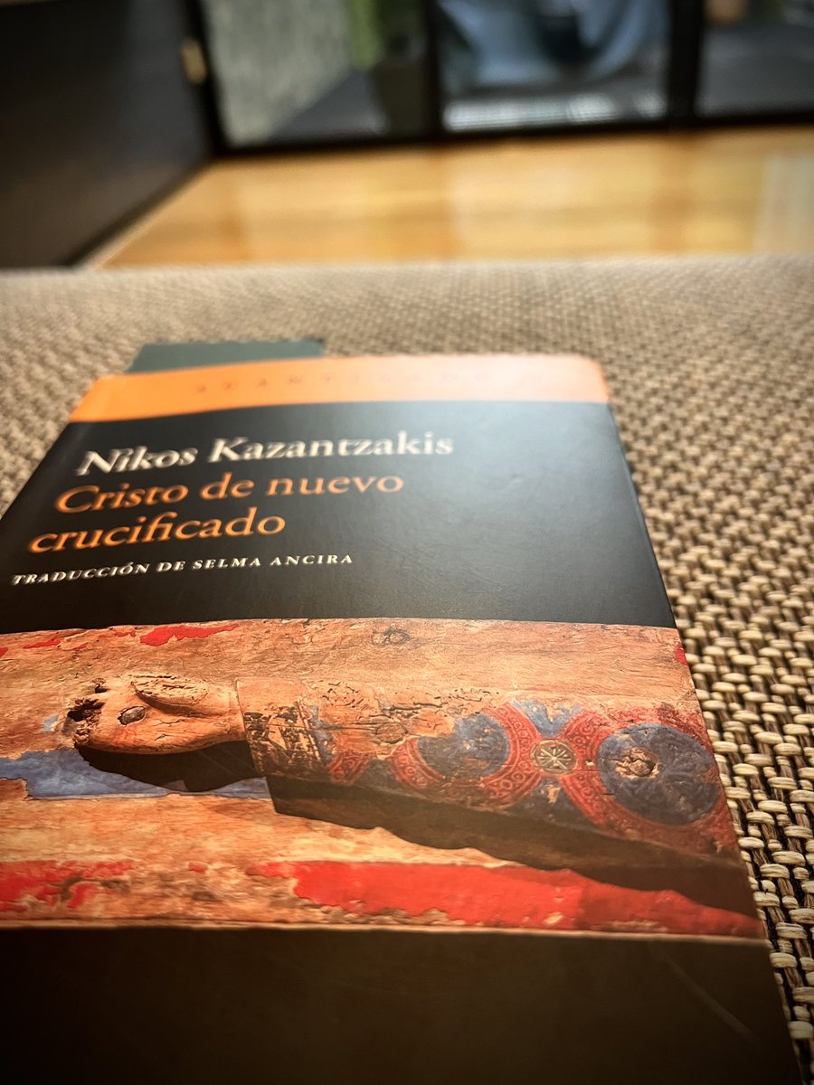 masiosare__'s tweet photo. “—Si nuestro Mahoma-dijo el agá secándose los bigotes—, si nuestro Mahoma y vuestro Cristo hubiesen bebido rakí y brindado como nosotros dos, capitán, se habrían hecho amigos íntimos. No habrían querido sacarse los ojos...
Pero no bebieron, y la sangre corrió en el mundo...” https://t.co/1zsDSDTXkH
