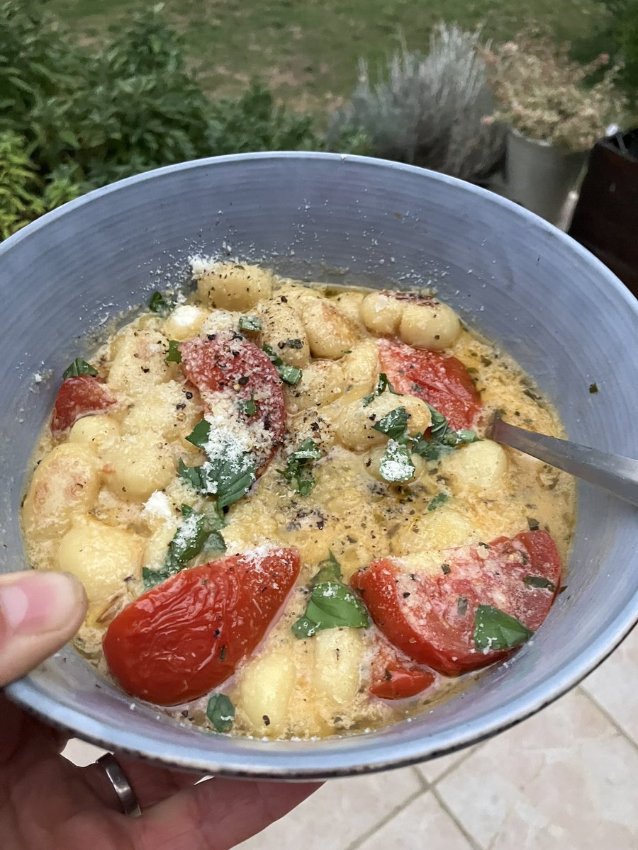 sdfrrt4twit's tweet photo. Sympa l assiette #gnocchis avec #tomates et #basilic  ! #kitchenfred —> tu viens ? https://t.co/XgHu0ihKg9