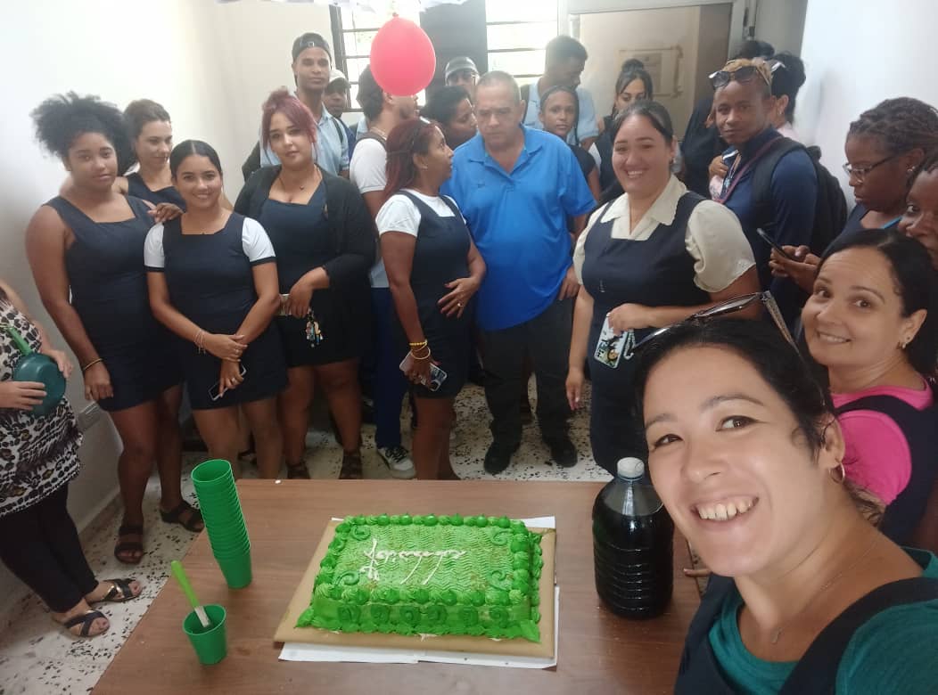 Anaysbvr's tweet photo. Gracias por todo #Fidel. Hoy los trabajadores del #CTMonte de conjunto con la comunidad en la barriada de Santo Suarez homenajeamos al Comandante.
#100AñosConFidel 
#EtecsaConCuba https://t.co/zvVdxtLH6B