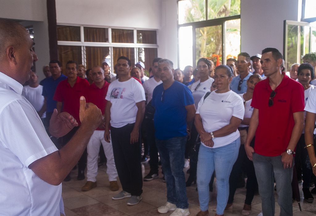 En 99 aniversario natalicio #FidelCastroRuz, este miércoles en la Plaza de la Revolución Vicente García: abanderamiento del destacamento #LasTunas Comunicadores del Centenario de #Fidel Con <a href="/LorenzoOsbel/">Osbel Lorenzo</a> <a href="/YelenysLasTunas/">Yelenys Tornet Menéndez</a> <a href="/ETECSA_Cuba/">ETECSA</a> #FidelPorSiempre