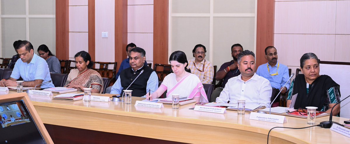 Glad to take part in the Executive Committee meeting of the Indian Red Cross Society, Odisha State Branch, held at Raj Bhavan today.

I advised colleges and universities to hold regular blood donation camps and awareness drives to inspire youth participation.

A single unit of