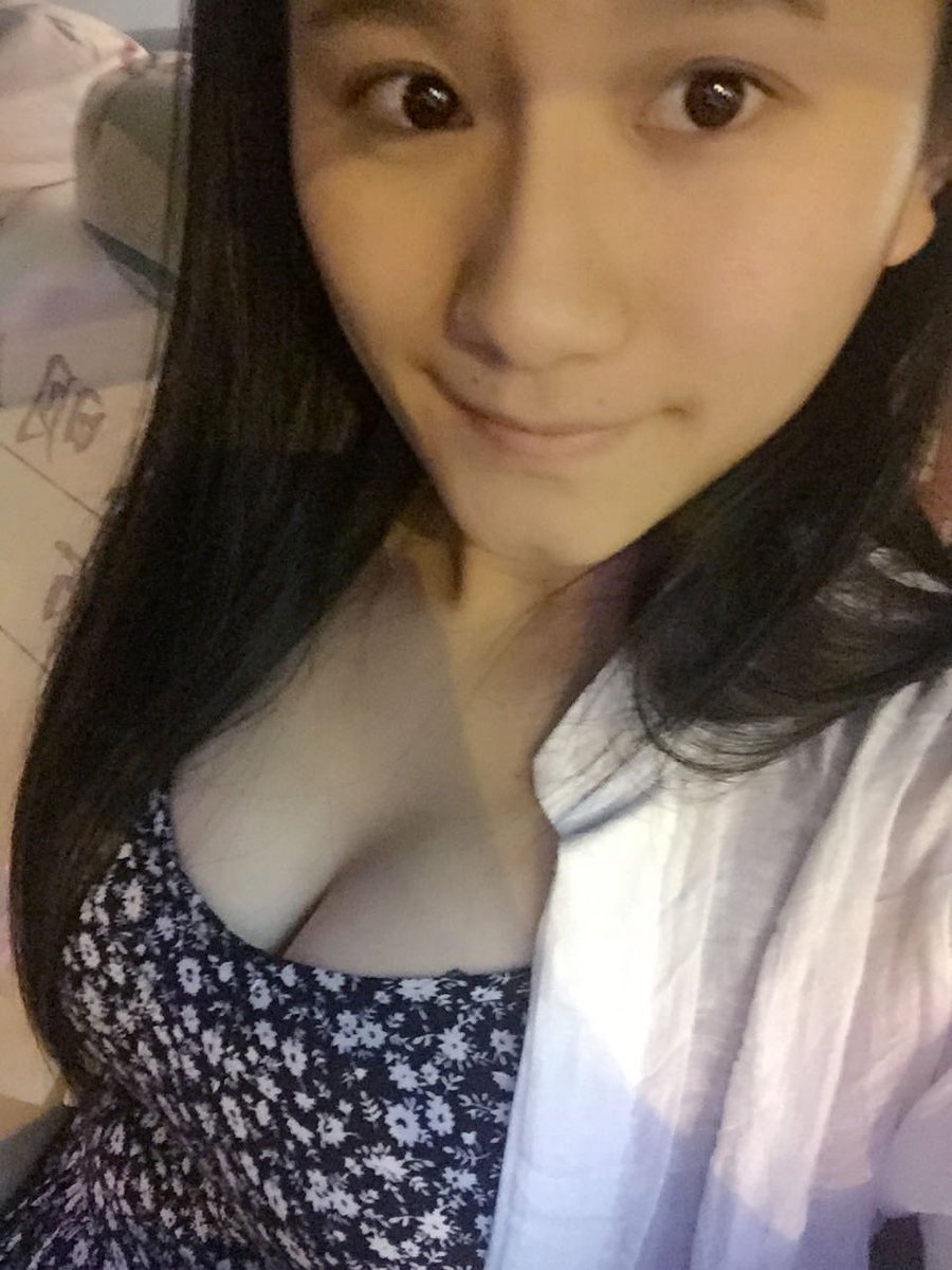 Qwer769814's tweet photo. 初中那会就知道胸大 带回家就草了 https://t.co/YJCUYEqNW3