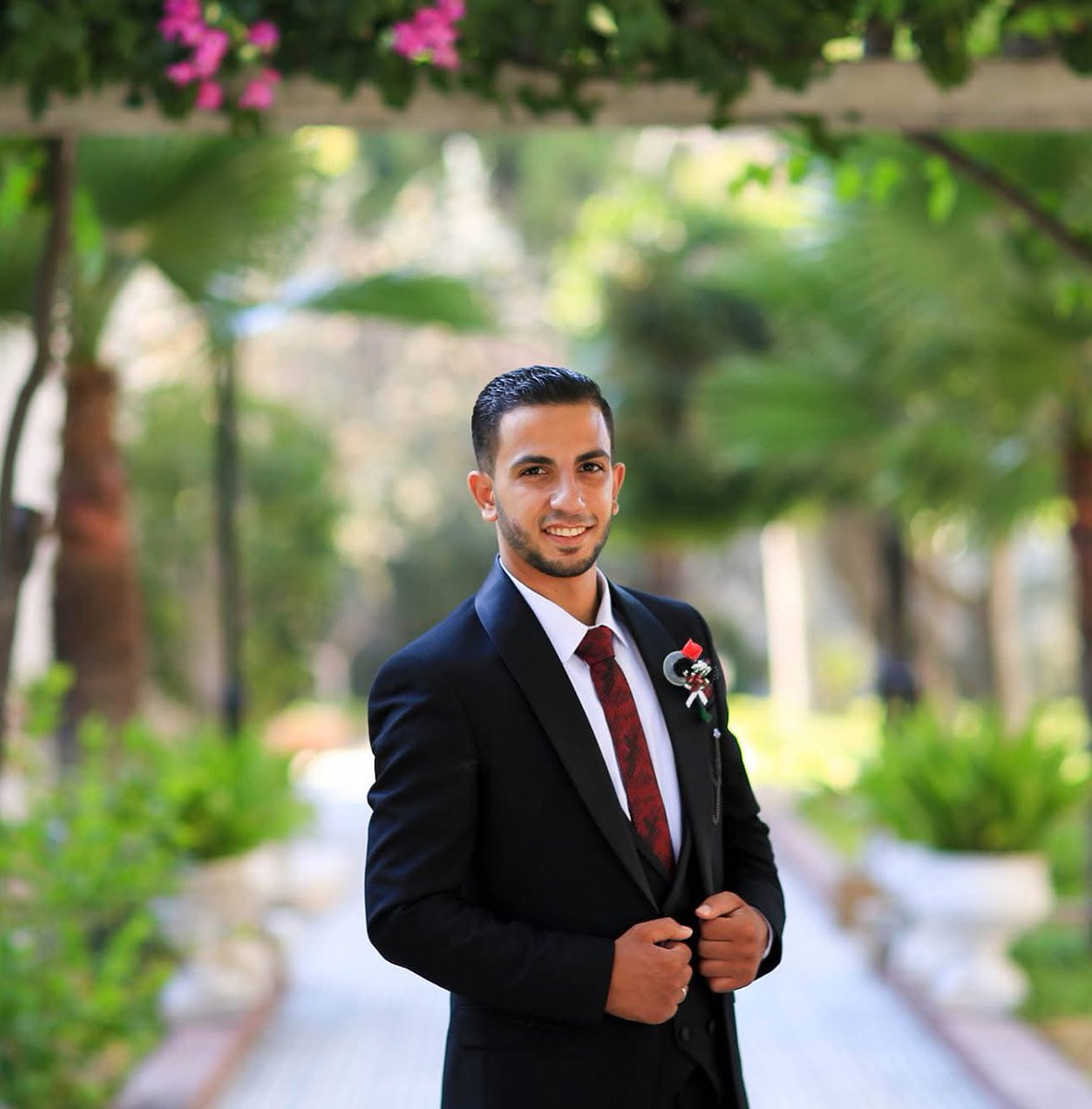 عريس الجنة
ظلّ يتمنى الشهادة وهو حي، فنالها حيًّا وشهيدًا.

وظلّ يدعو قومه – كالأنبياء – أن أغيثوا غزة، ويذكّرهم بيومٍ يجتمع فيه الخصماء.