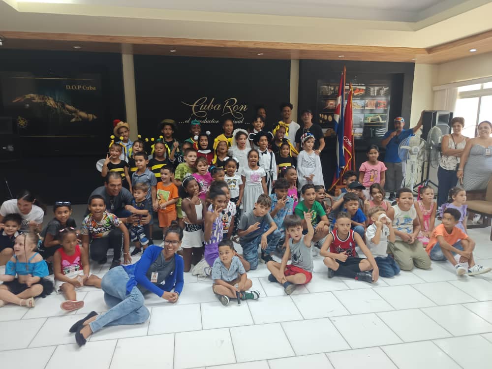 ✨Los más pequeños de casa también tuvieron su espacio para celebrar el Aniversario del Natalicio de Nuestro Comandante en Jefe. En esta ocasión pudieron disfrutar de las actuaciones de la Colmenita y del Circo Trompoloco, así como de otras actividades preparadas para ellos.