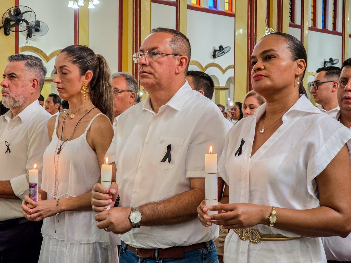 AlexBaqueroS's tweet photo. Miguel Uribe nos dejó grandes enseñanzas, un hombre comprometido con el país, convencido del poder de las ideas, el diálogo y los argumentos.

Su partida nos deja un silencio ensordecedor en nuestra democracia ya golpeada en los últimos años.

Hoy desde Villavicencio levantamos nuestra voz contra este cruel magnicidio que enluta a Colombia.

Se nos va un amigo, un padre, un esposo y un hijo de la patria excepcional.

Q.E.P.D