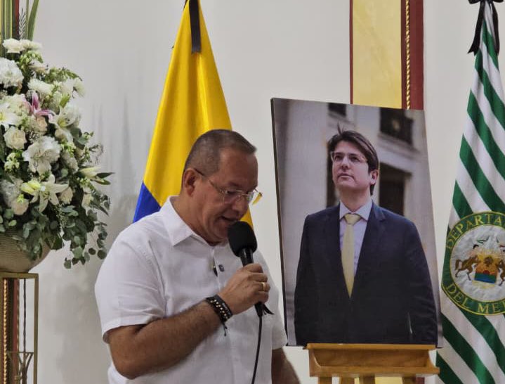 AlexBaqueroS's tweet photo. Miguel Uribe nos dejó grandes enseñanzas, un hombre comprometido con el país, convencido del poder de las ideas, el diálogo y los argumentos.

Su partida nos deja un silencio ensordecedor en nuestra democracia ya golpeada en los últimos años.

Hoy desde Villavicencio levantamos nuestra voz contra este cruel magnicidio que enluta a Colombia.

Se nos va un amigo, un padre, un esposo y un hijo de la patria excepcional.

Q.E.P.D