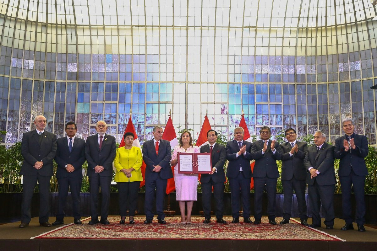 MininterPeru's tweet photo. ¡Honor y gratitud eterna a quienes lucharon por la pacificación del Perú!
El Gobierno promulgó la ley que concede amnistía a miembros de la @PoliciaPeru, Fuerzas Armadas y los comités de autodefensa que participaron en la lucha contra el terrorismo entre los años 1980 y 2000. https://t.co/BvzsrGo3j3