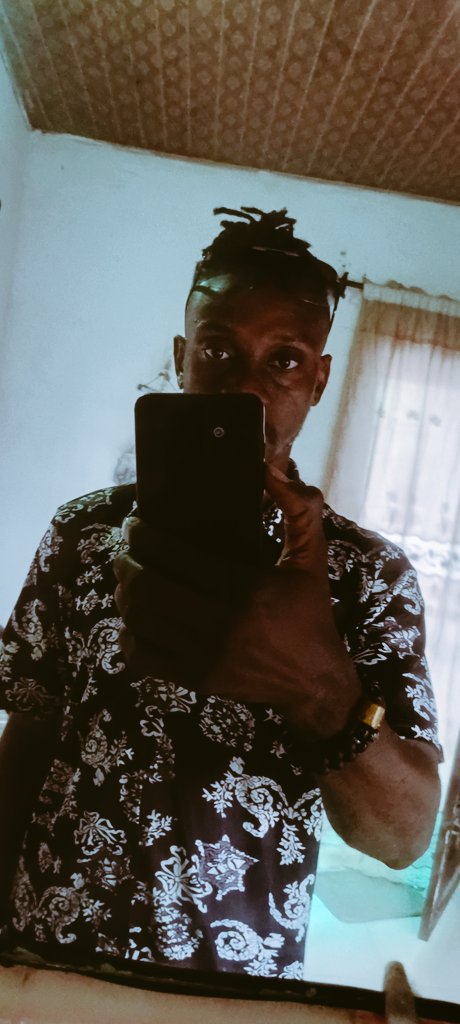 EtimDKing's tweet photo. Coming up differently, looking different  and with different kind of people, some i call family.💗💓💖 remember all we need is more money. Gods speed🙏 TYF https://t.co/JNWGuU3T3K