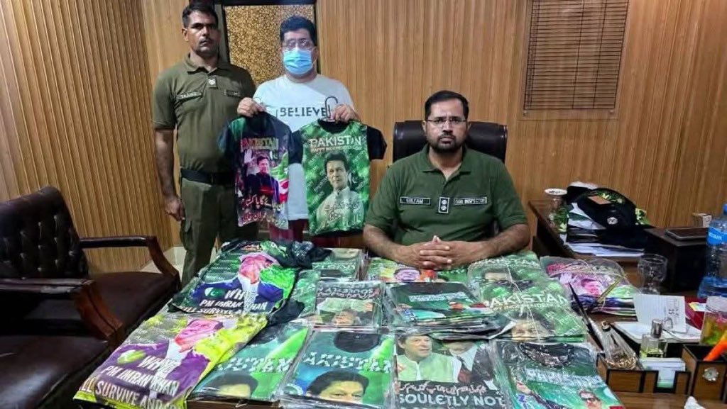 اتنا خوف تو ہالی وڈ کی ہارر فلم دیکھ کر بھی نہیں اتا جتنا پولیس کو عمران خان کی تصویر دیکھ کر خوف اتا ہے
 جدوجہد ازادی مبارک
#آزادی_ابھی_ادھوری_ہے
#حقیقی_آزادی_کی_تحریک