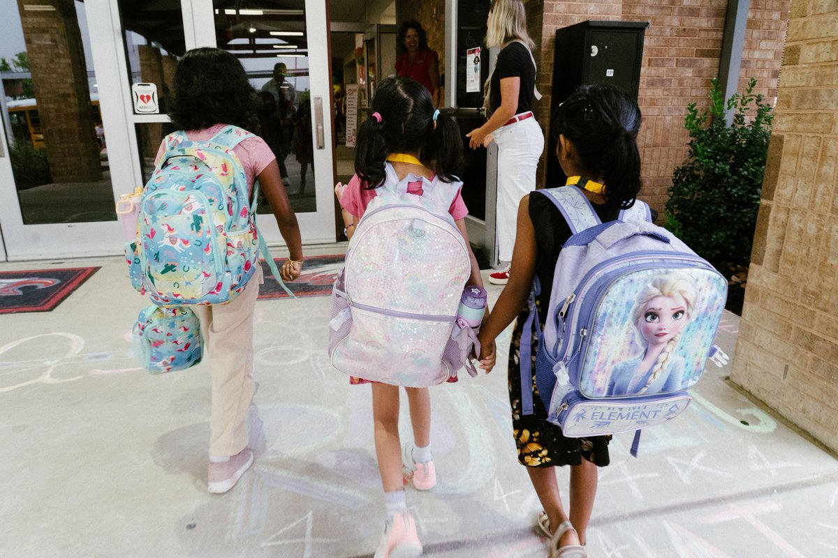 ArgyleISD's tweet photo. 😃 What A Great First Day!! It was picture perfect! 📸

Check out all the great FIRST DAY PICS! 

https://t.co/To6cJurXtq

#EaglesFirstDay | #TogetherWeSoar https://t.co/eiLzJ6wKQL