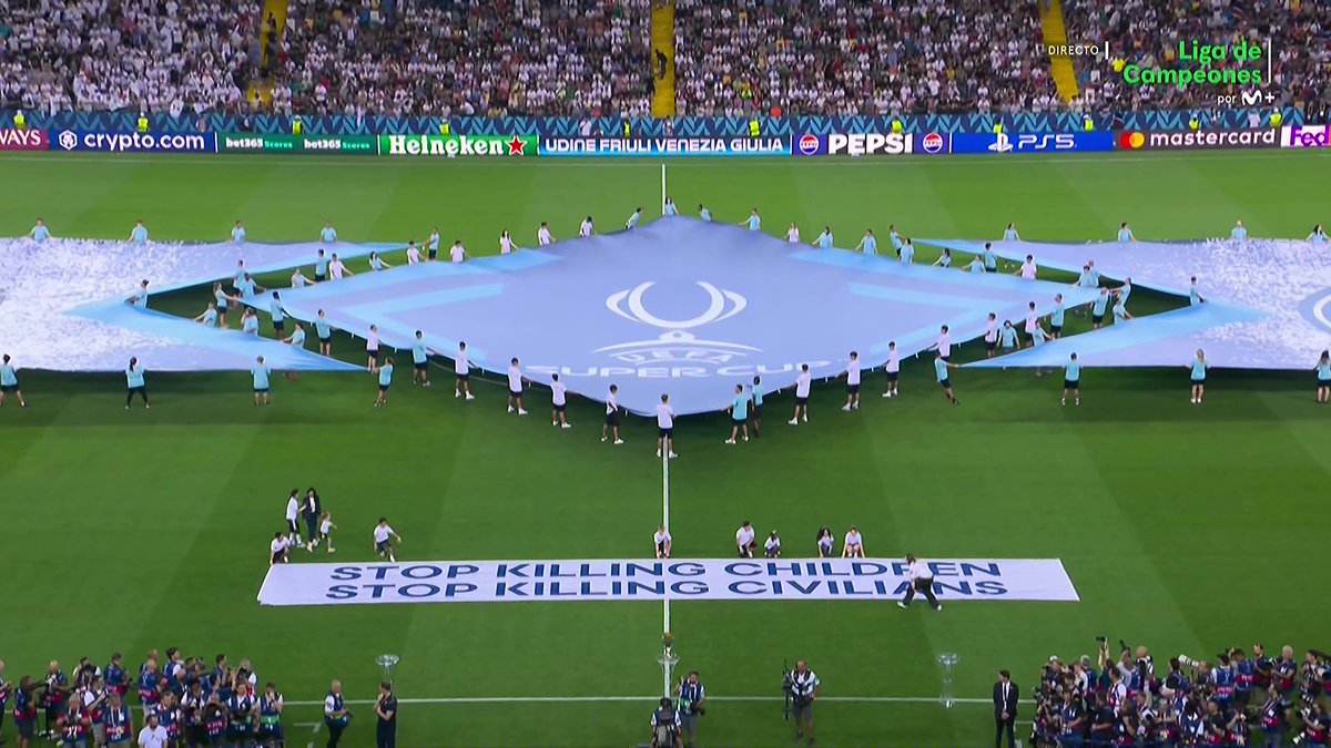 marca's tweet photo. Todo listo para la final de Supercopa de Europa. Jugadores en túnel de vestuarios. Ojo al mensaje que luce sobre el césped

Paren de matar niños
Paren de matar civiles https://t.co/TNPiYeBYfr
