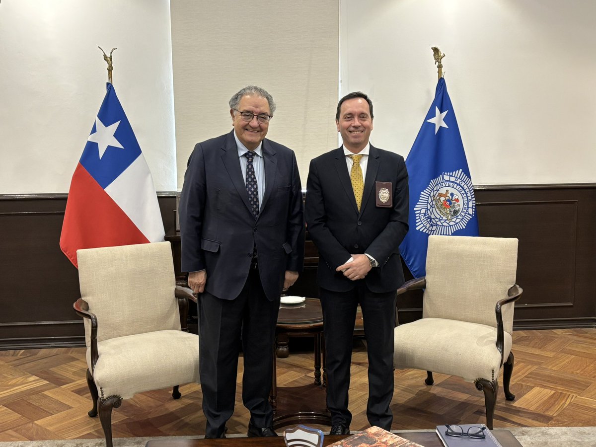 PDC_Chile's tweet photo. 🤝 Reunión institucional | El presidente de la DC, senador Francisco Huenchumilla, (@fhuenchumillaj) se reunió con el Director General de la PDI, (@PDI_CHILE) Sr. Eduardo Cerna Lozano, para abordar cooperación en materias de seguridad. #SomosLaDC #Seguridad #PDI https://t.co/Z55nQUnzFN