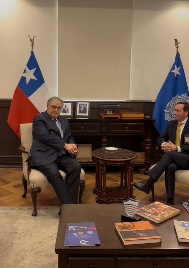 PDC_Chile's tweet photo. 🤝 Reunión institucional | El presidente de la DC, senador Francisco Huenchumilla, (@fhuenchumillaj) se reunió con el Director General de la PDI, (@PDI_CHILE) Sr. Eduardo Cerna Lozano, para abordar cooperación en materias de seguridad. #SomosLaDC #Seguridad #PDI https://t.co/Z55nQUnzFN
