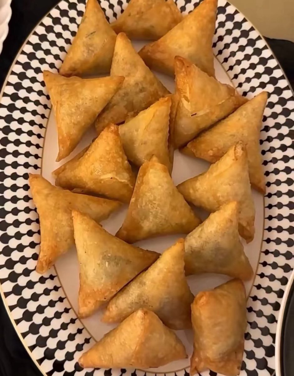في أحد ما يحب السمبوسة؟! 

ولا أنا الوحيدة اللي أعشقها عشق زايد😋