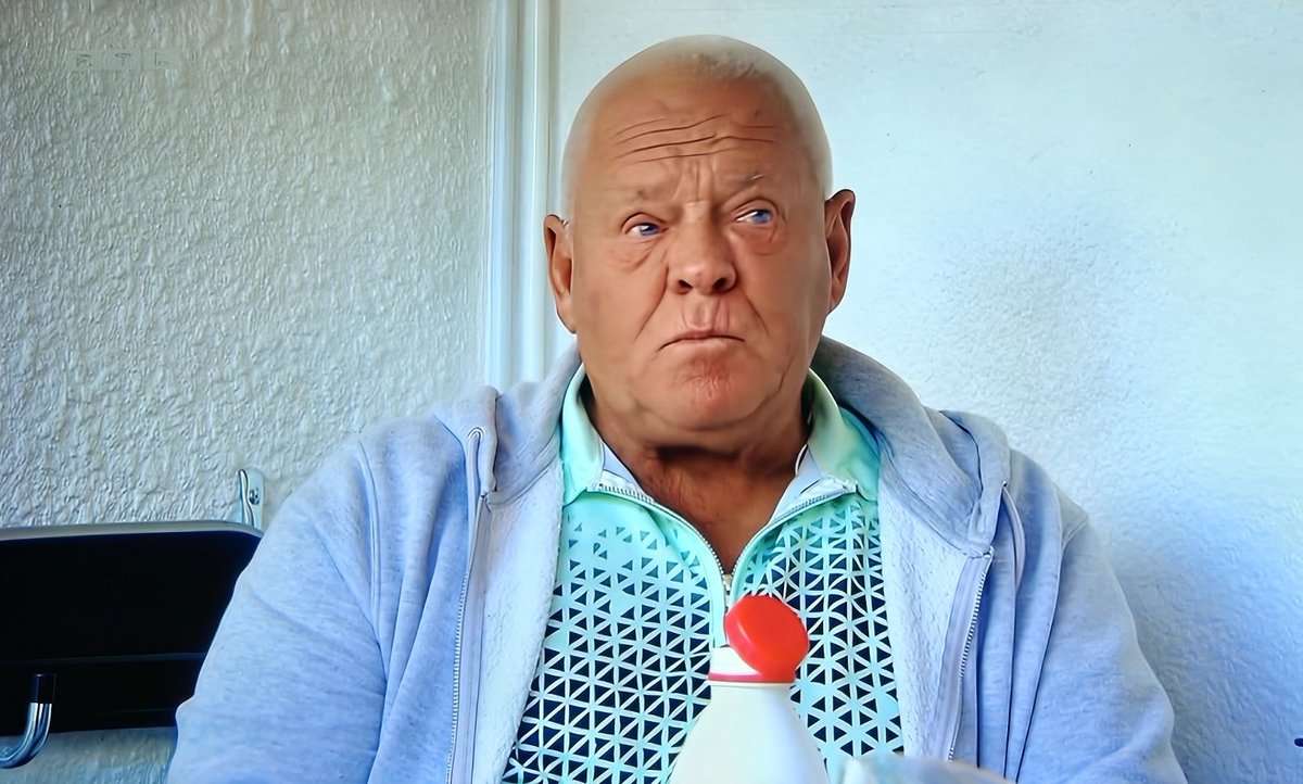 Dacht even dat 'Bassie' zijn neus klaar had liggen, was het de dop van de fles 😅#benbvolliefde