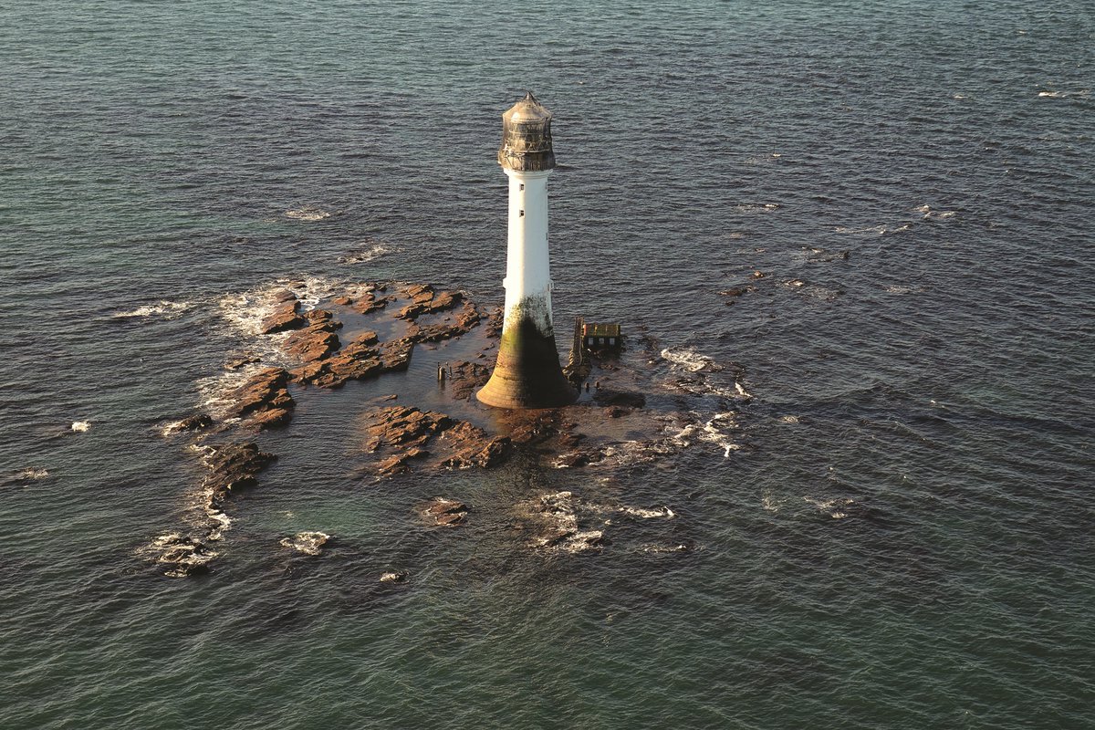 En 1807, un ingeniero decidió levantar un faro en uno de los lugares más peligrosos del mar del Norte, un arrecife que pasaba 20 horas al día bajo el agua y que había hundido decenas de barcos.

Así nació el Faro Bell Rock, el más antiguo en alta mar.

Tira del hilo 🧵👇🏽👇🏽👇🏽