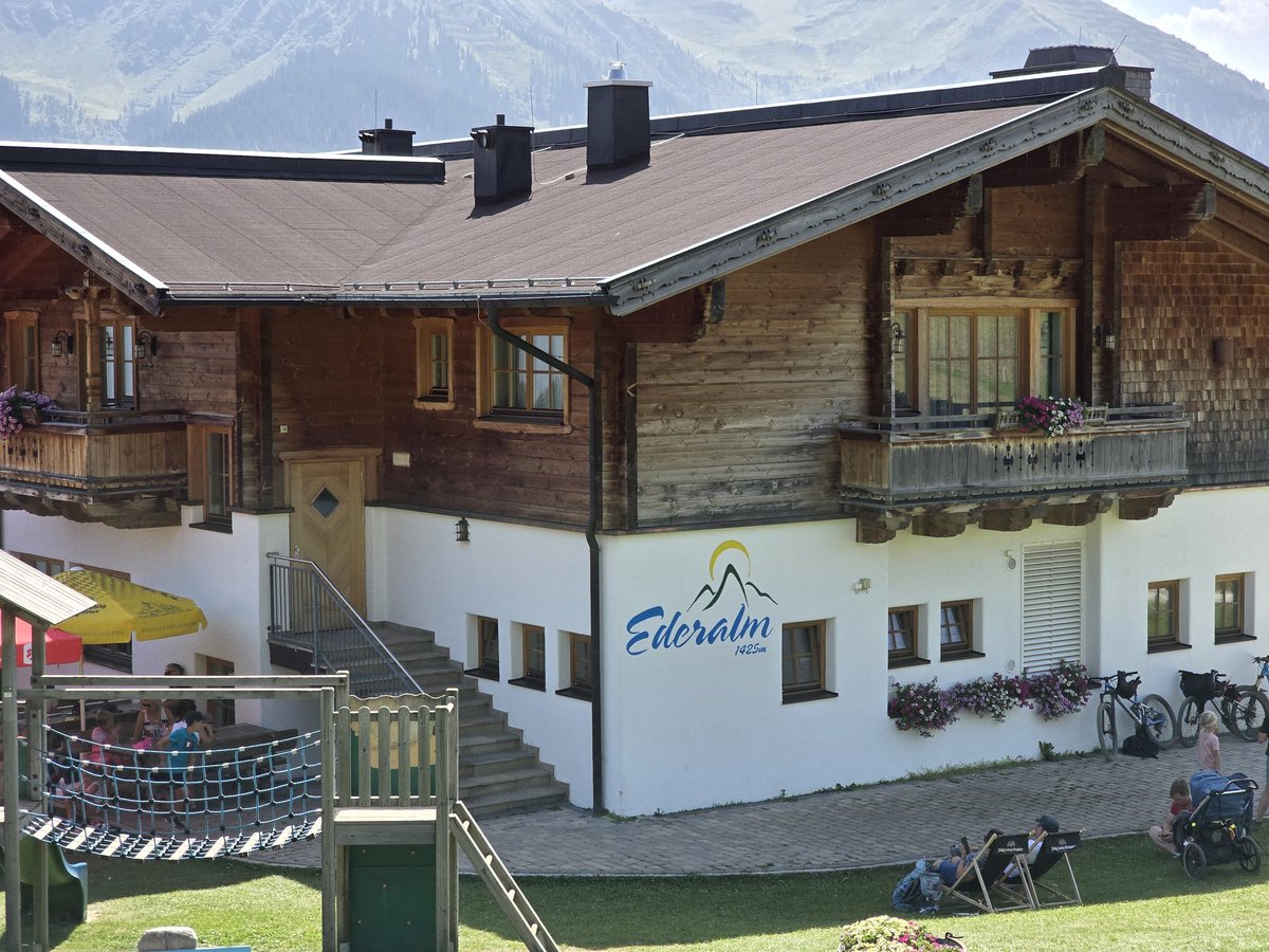 Urlaubsgrüße gehen raus an Herrn Eder!
Kommen Sie gut an.
Ich habe heute Ihren Zweitwohnsitz besucht. 
Grüße aus Saalbach!
<a href="/lu_eder/">Doktor Eder</a>