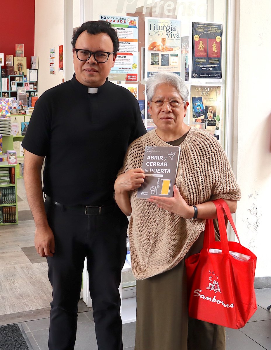 BuenaPrensa's tweet photo. 📚✨ ¡Imagina que un día vas de compras a una de nuestras Librerías y te encuentras con tu autor favorito!

Eso justamente sucedió con la grata visita en Librería San Cosme del P. Francisco Armando Gómez, autor de varios de nuestros títulos más queridos. 🙌

#BuenaPrensa https://t.co/r63Dmz8Jwy