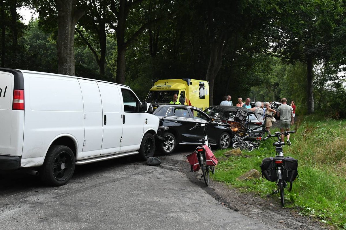 Bestuurder spoorloos na ongeval met drie voertuigen in Opende