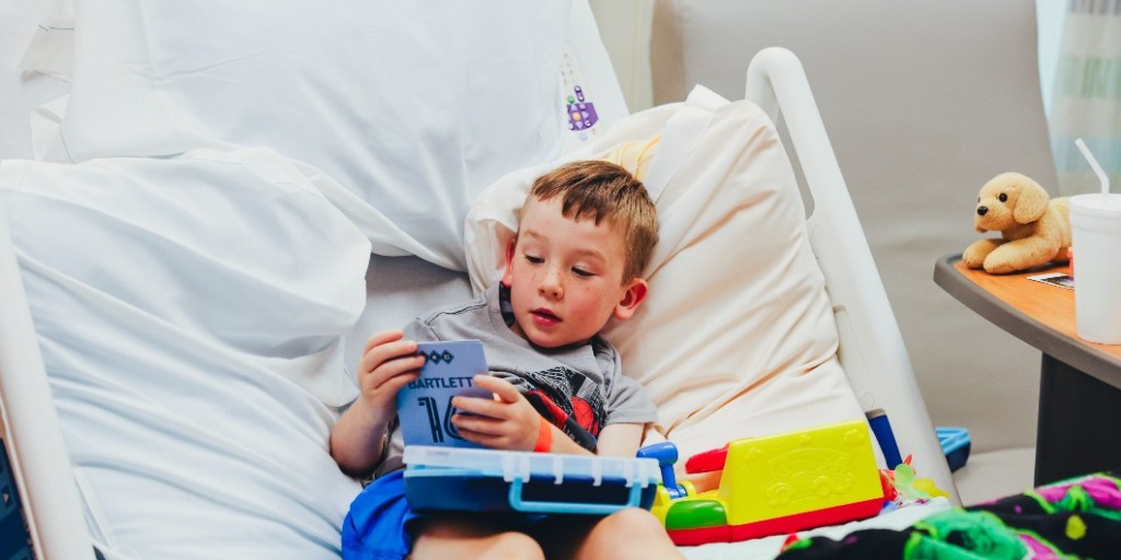 victorykc's tweet photo. #15 Jansen Miller + #16 Jacob Bartlett took to the halls of @ChildrensMercy to bring some smiles and signed cards to a few kiddos and their families! 

#SportingKC https://t.co/6fhTtsCtmt