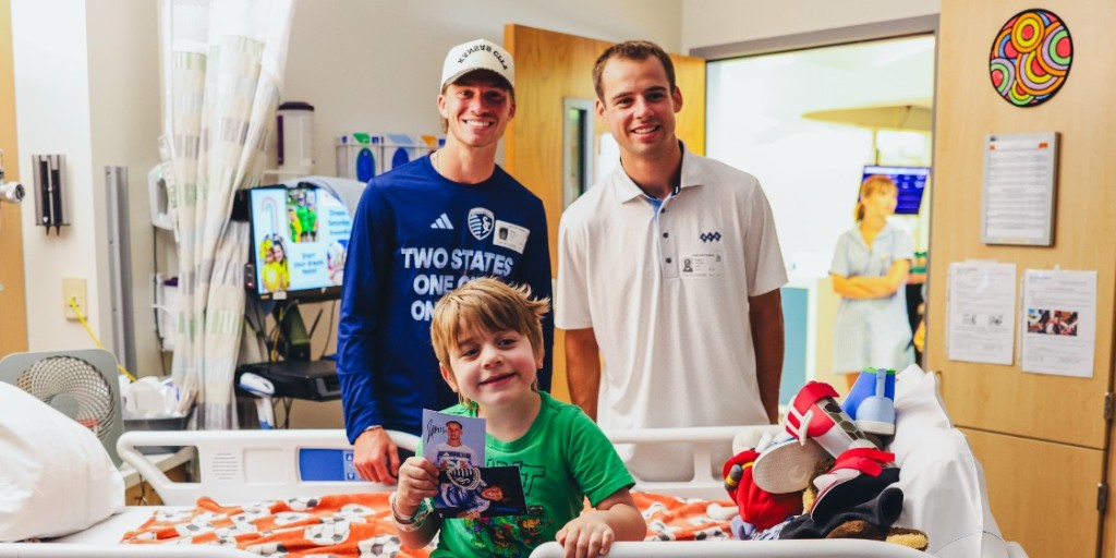 victorykc's tweet photo. #15 Jansen Miller + #16 Jacob Bartlett took to the halls of @ChildrensMercy to bring some smiles and signed cards to a few kiddos and their families! 

#SportingKC https://t.co/6fhTtsCtmt