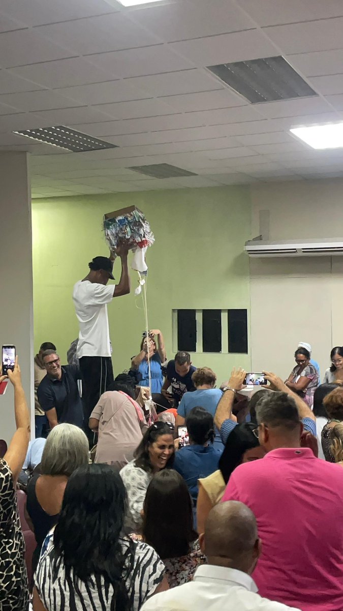 Deb_invexCuba's tweet photo. HOY #13deAgosto y siempre, en el @MINCEX_CUBA, con #FidelEntreNosotros. Entregamos el carnet del @PartidoPCC a nuevos militantes y celebramos el cumpleaños de #Fidel99. Felicidades Comandante! #100AñosConFidel @polivaoscar @carluisjm @nolovictor https://t.co/z52SJpvCcH
