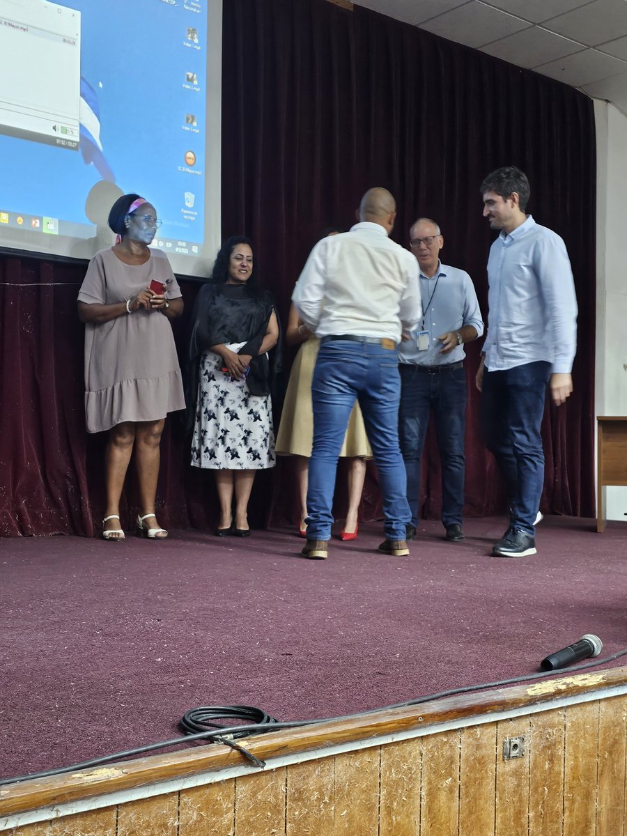 Deb_invexCuba's tweet photo. HOY #13deAgosto y siempre, en el @MINCEX_CUBA, con #FidelEntreNosotros. Entregamos el carnet del @PartidoPCC a nuevos militantes y celebramos el cumpleaños de #Fidel99. Felicidades Comandante! #100AñosConFidel @polivaoscar @carluisjm @nolovictor https://t.co/z52SJpvCcH