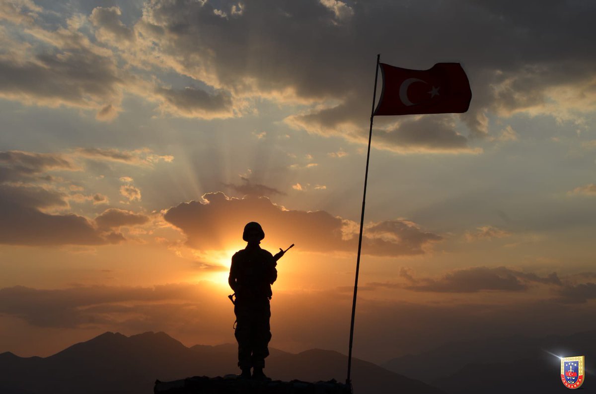 Bayrağın dalgalandığı her yerde, vatan nöbetindeyiz.🇹🇷
#Jandarma
#JandarmaKomando
