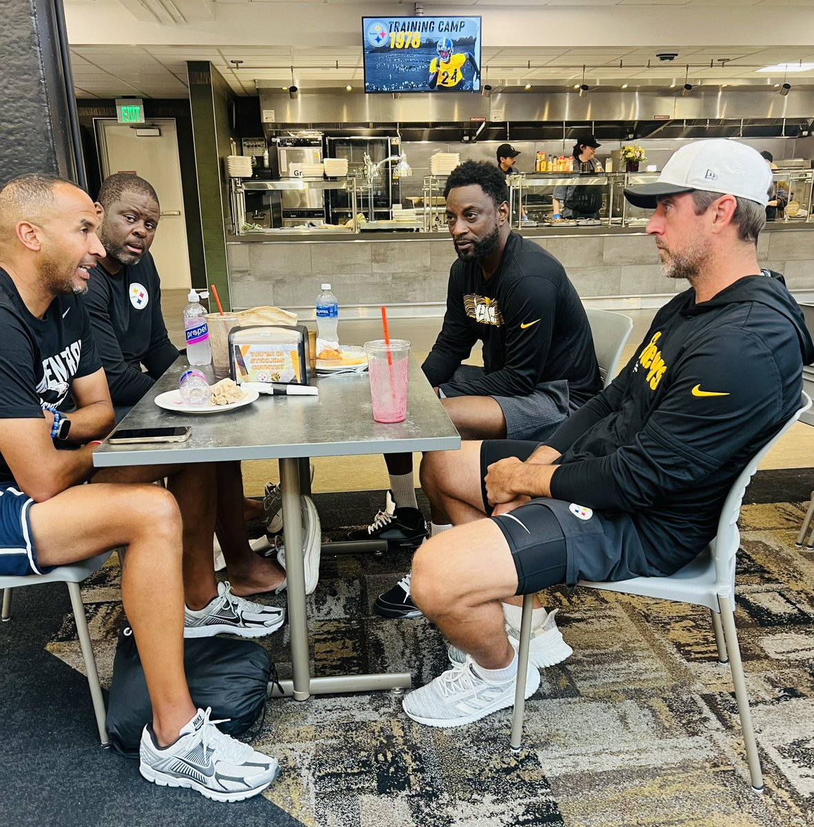 TheDunkCentral's tweet photo. Nico Harrison meets up with Aaron Rodgers at Steelers camp 🔥

(h/t @LeVelleMoton ) https://t.co/P2LbSWOkvm