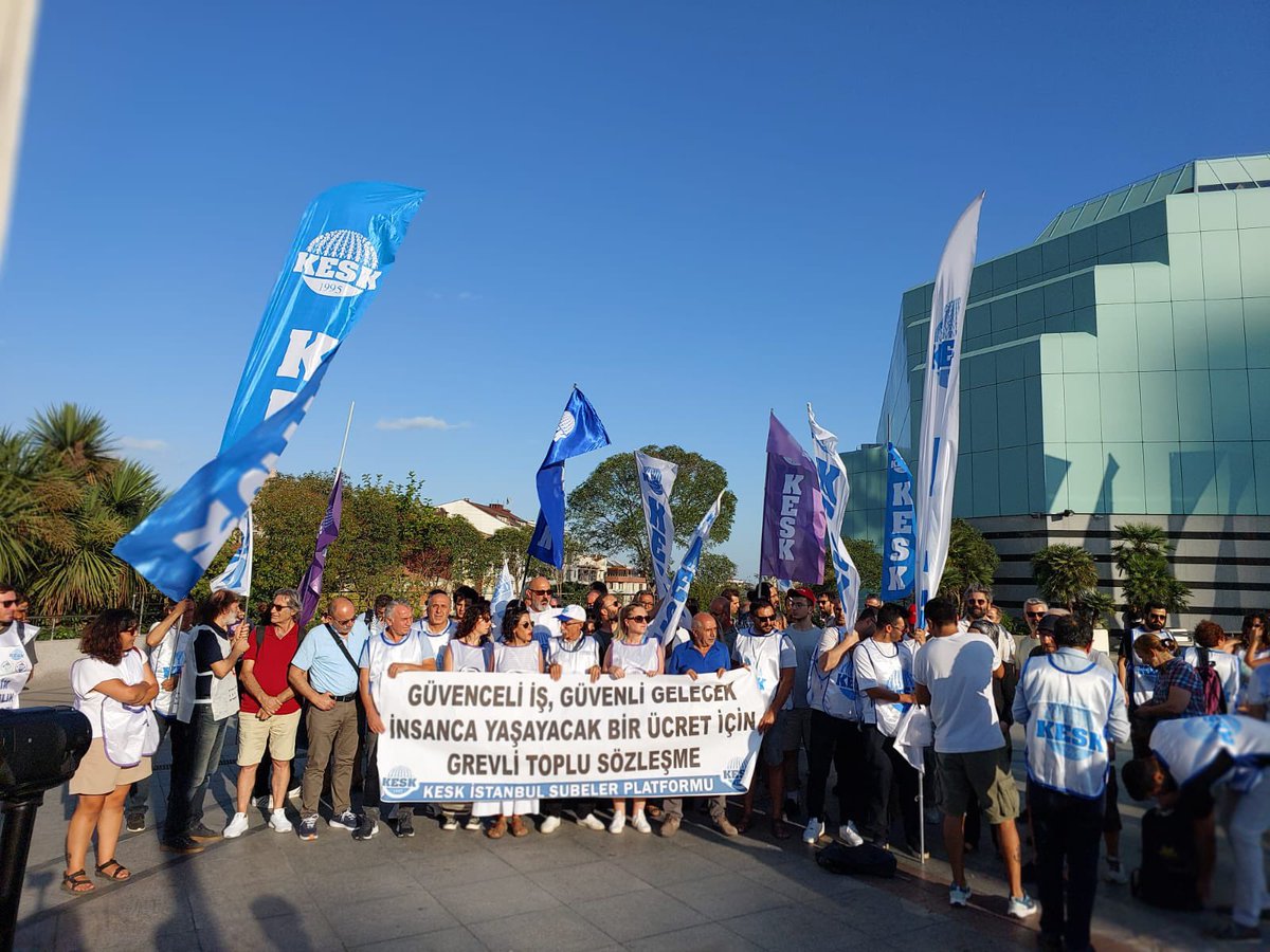 Bugün Cevahir AVM önünde saat 18.30’da yetkinin asıl sahipleri olan sendikalı, sendikasız tüm kamu emekçilerine seslendik. Bu daha başlangıç, mücadele etmeye devam edeceğiz dedik.

Genel merkezimiz kamuda örgütlü konfederasyonlarla, Kamu İşveren Heyeti’nin sefalet teklifine karşı