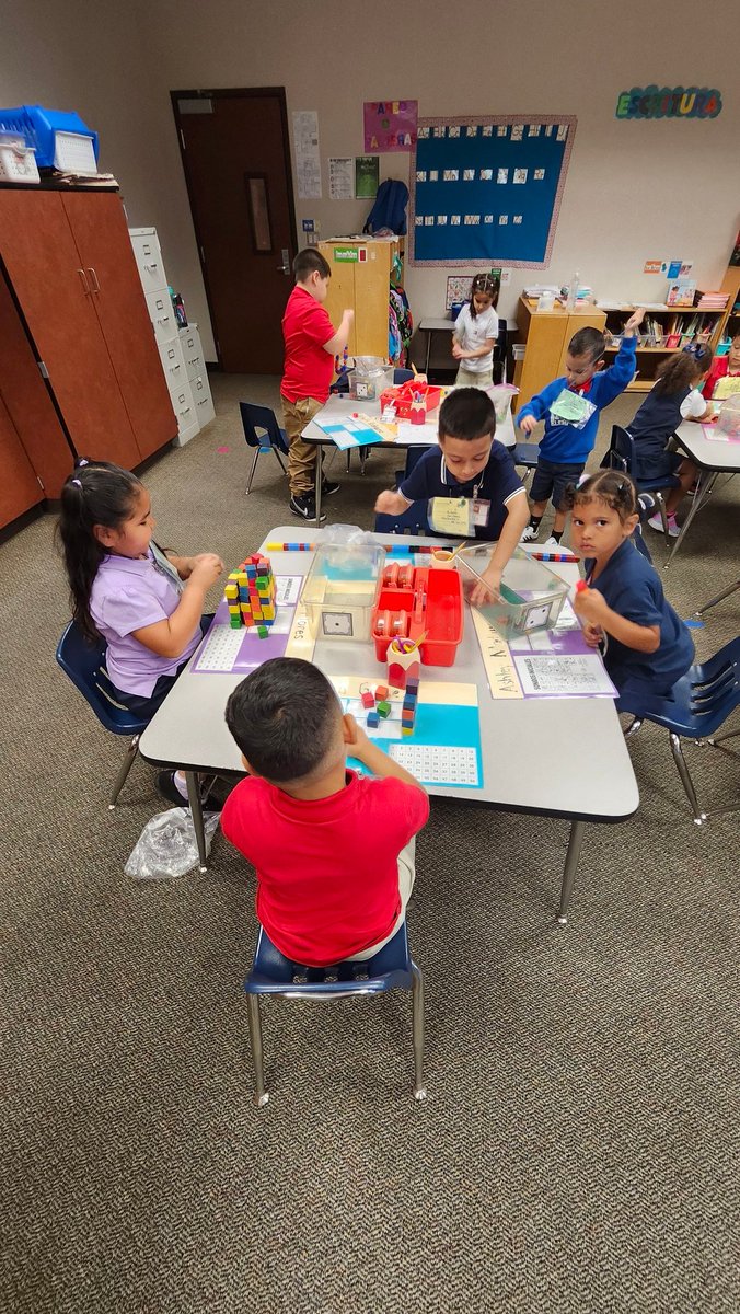 NANCYGARCIAVIL3's tweet image. Day 2 exploring and learning how to use math tubs. Kinder rocks! #wearehicks #learningforall @dtwong1997 @HicksTigers @MatturroMEd @HicksTigersMath