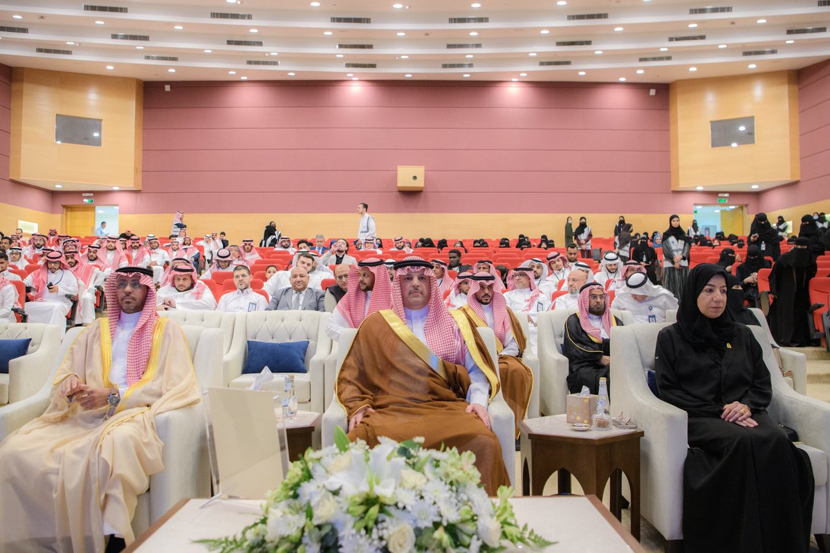 imarat_almadina's tweet photo. تحت رعاية سمو أمير منطقة #المدينة_المنورة #سلمان_بن_سلطان كرَّم وكيل الإمارة عبدالمحسن بن نايف بن حميد، الفائزين في مبادرة #برمجان_المنورة الهادفة لتعزيز التحول الرقمي ورفع كفاءة الأداء الحكومي وتطوير الحلول التقنية لتحسين جودة الخدمات، وذلك بمقر جامعة الأمير مقرن بن عبدالعزيز. https://t.co/Oo0DY7o7Z2