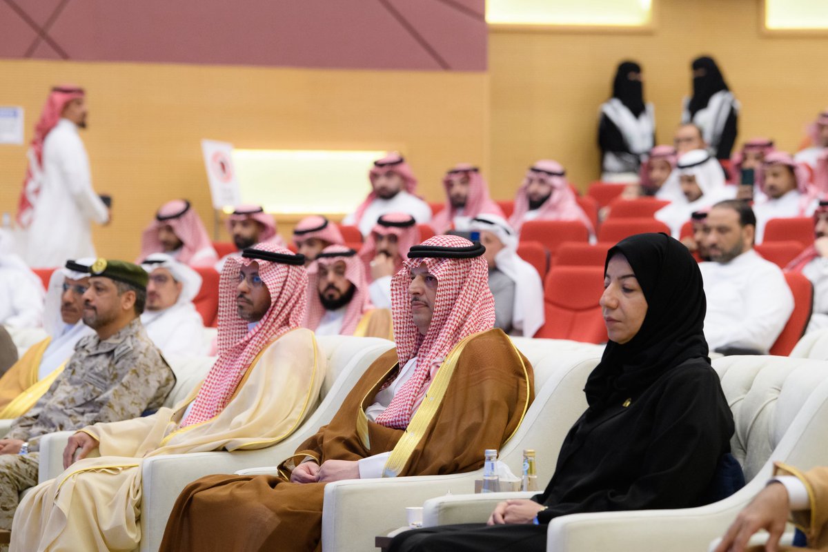 imarat_almadina's tweet photo. تحت رعاية سمو أمير منطقة #المدينة_المنورة #سلمان_بن_سلطان كرَّم وكيل الإمارة عبدالمحسن بن نايف بن حميد، الفائزين في مبادرة #برمجان_المنورة الهادفة لتعزيز التحول الرقمي ورفع كفاءة الأداء الحكومي وتطوير الحلول التقنية لتحسين جودة الخدمات، وذلك بمقر جامعة الأمير مقرن بن عبدالعزيز. https://t.co/Oo0DY7o7Z2