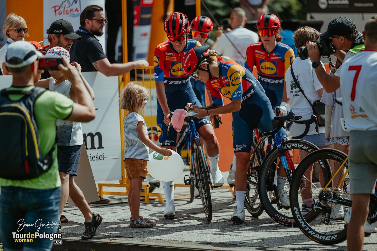 ✍️ Clara Copponi before the start of stage 2 

📷 Szymon Gruchalski

#TourdePologneWomen