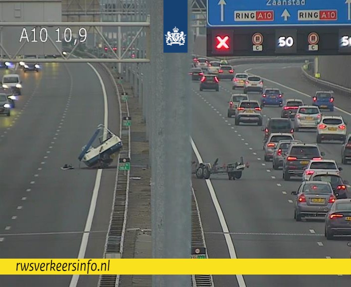 🛥️ | Deze boot op de #A10 bij Zeeburg zit een beetje tussen wal en schip. Wonder boven wonder is niemand gewond geraakt. Wij zetten alle zeilen bij om de  ̶v̶a̶a̶r̶ weg zo snel mogelijk vrij te krijgen. Tot die tijd moet verkeer in beide richtingen rekening houden met vertraging.