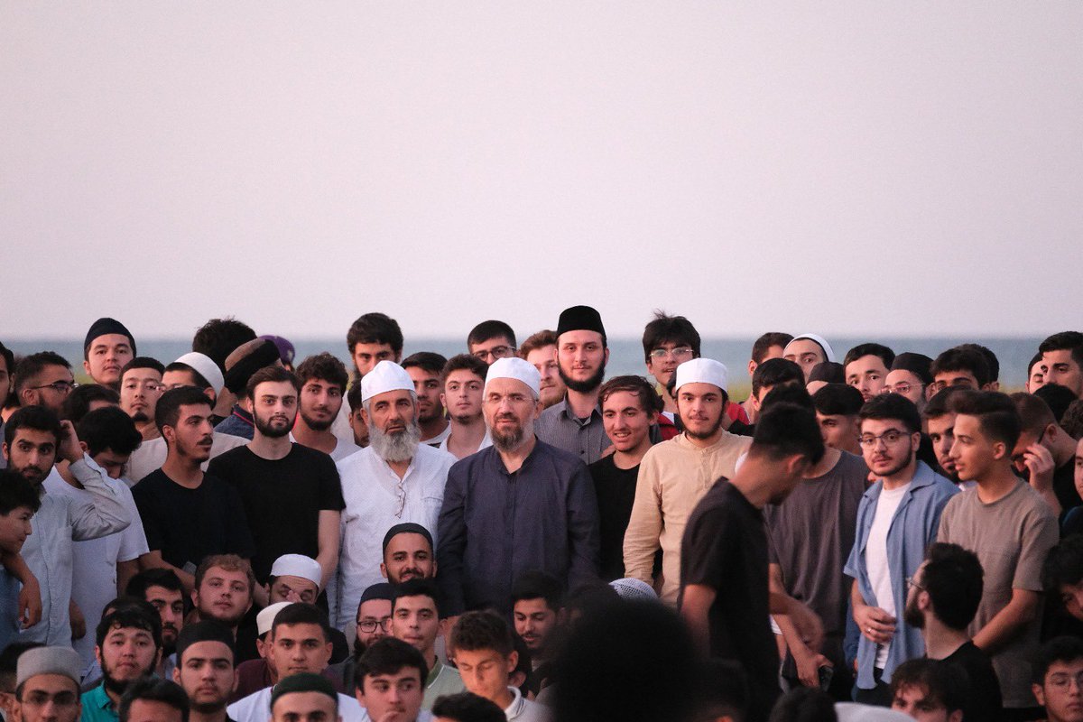 Yeni müslüman olan Fransız bir gencin ailesi Marmaris’e tatile gidiyor o ise İFAM’a geliyor. Paris’ten Çimkent’e uzanan bir coğrafyadan gelen müslüman gençlerle ders okumak hiç bir makama değişilmeyen  bir zevktir. “Ömrümüz İslam’a feda olsun” diyen gençlerin yolunu aç ya Rabbi!