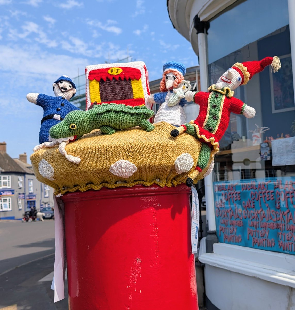 wendyloued's tweet photo. A George V pillar box with a Punch and Judy topper #TheMailTrail #ExmouthPostboxes
#PostboxADay https://t.co/y6kmjg8i0R