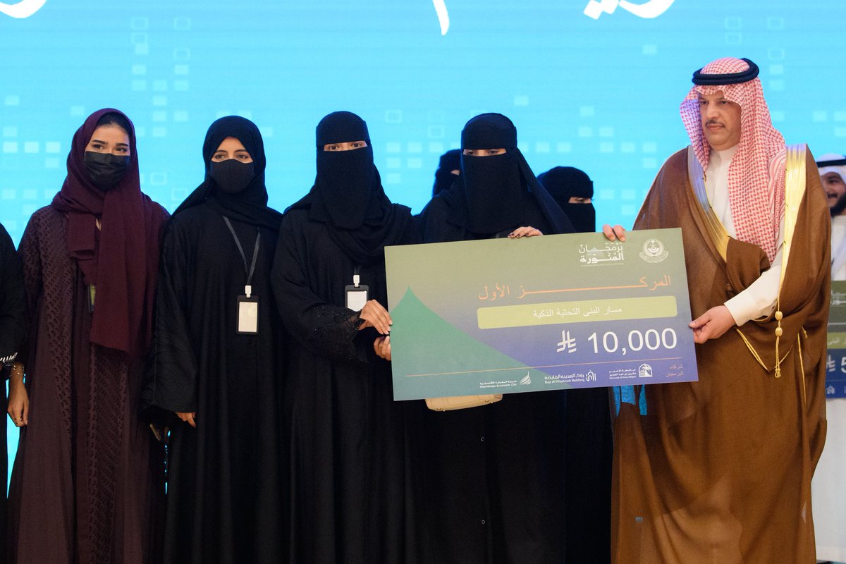 كما كرّم وكيل الإمارة الفائزين في المسارات الستة في المبادرة، والتي شملت: إثراء تجربة الزائر، والبنى التحتية الذكية، والتقنية البيئية، والرعاية الصحية الرقمية، والمتابعة الذكية للخدمات والمرافق، والنقل الذكي والتنقل المستدام.