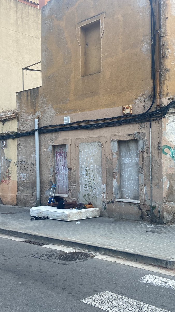 NepPatma's tweet photo. Esto es la viva imagen de nuestro barrio “El Remei”@BarridelR Badalona. A todas horas están así los containers de basura porque los okupas del B9 pasan y las abren para rebuscar. Gente que viene buscando q los acojan y tienen q acabar durmiendo delante de nuestras porterías. https://t.co/Kx7T5qDRDD