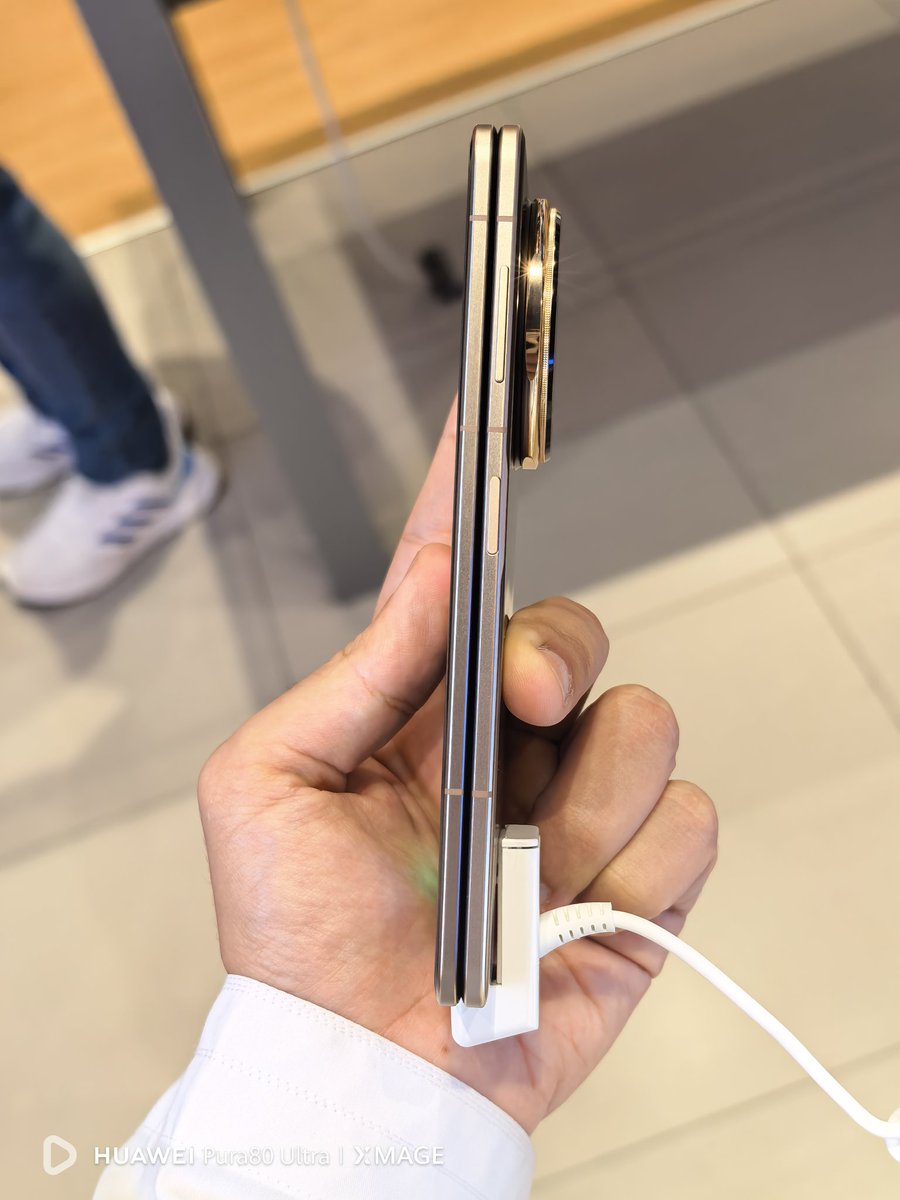 OnlyTechAE's tweet photo. Had a look on the new honor magic V5 it looks interesting in terms of the hardware and software and that color combination is really nice @TheGalox_ @AnxiousHolly
Will it beat Samsung fold 7? Hmm
#HONORMagicV5 #HONOR #HONORAI #HonorMagic #magicv5 https://t.co/EIlodPmONN