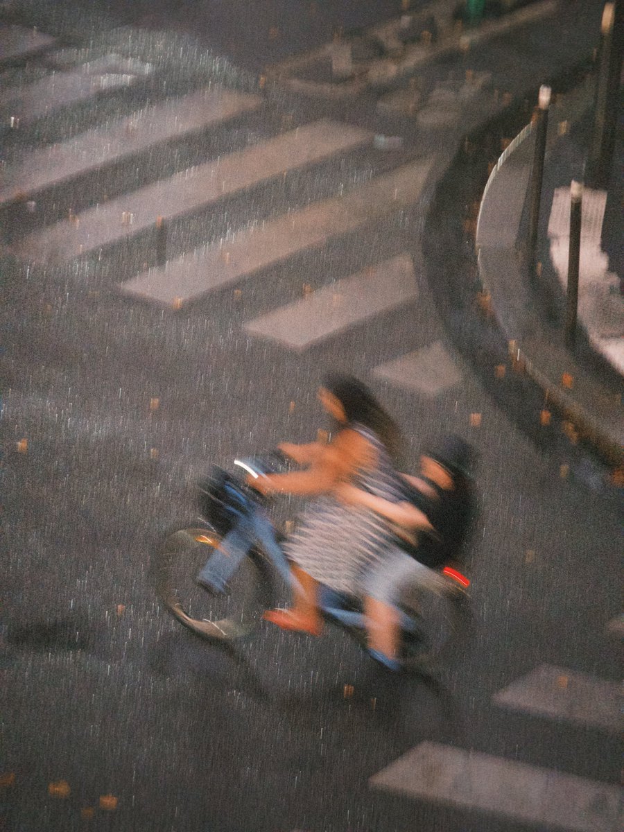 foolsday91's tweet photo. Paris in the rain, literally https://t.co/RDpCtp6i78