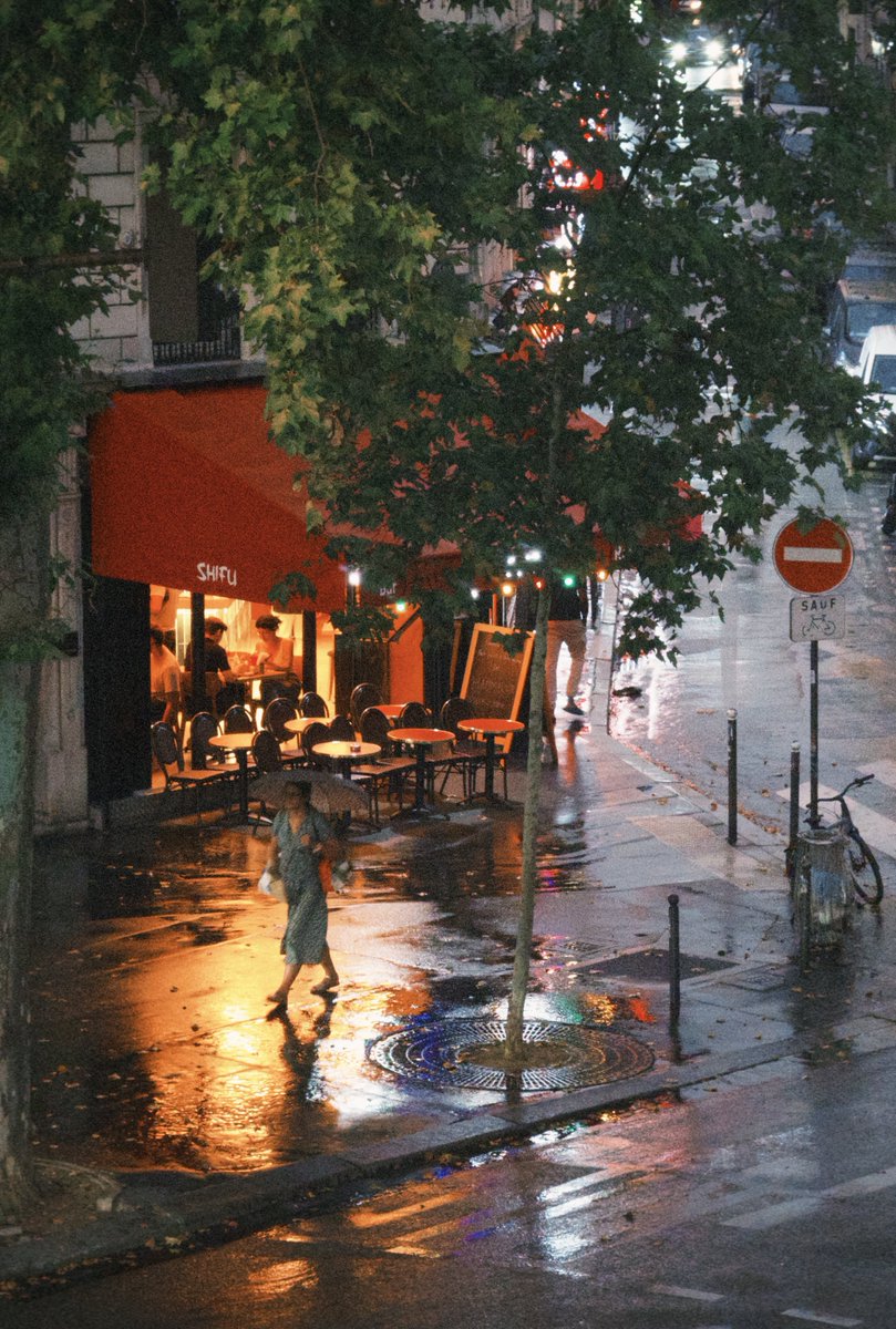 foolsday91's tweet photo. Paris in the rain, literally https://t.co/RDpCtp6i78