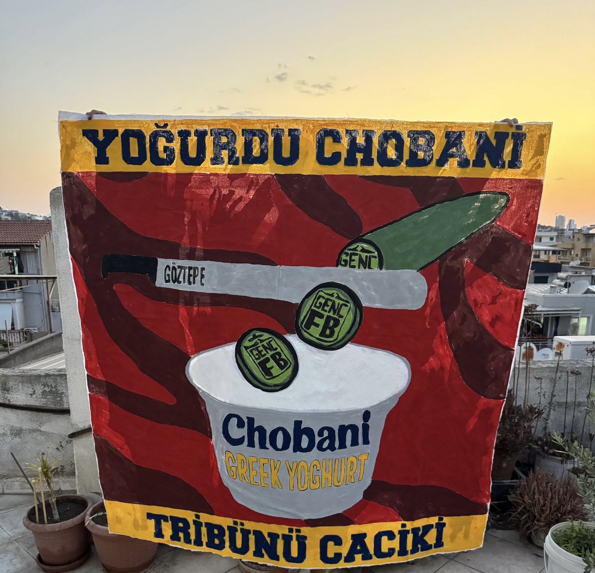 #Göztepe taraftarı Fenerbahçe maçı öncesinde pankart şeklindeki boruyu yerleştirmiş...