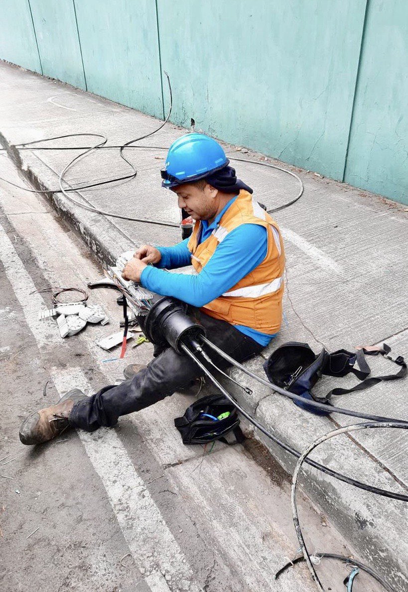 CNTinforma's tweet photo. 🚀 ¡En tiempo récord!
Restablecimos el servicio de telefonía e internet fijo a 680 clientes de la Isla Trinitaria, en #Guayaquil.
📆 En menos de 24 horas, solucionamos el corte de cable que afectó su conectividad y devolvimos la comunicación a sus hogares. 📶⚡ https://t.co/g8fJoaqwXC