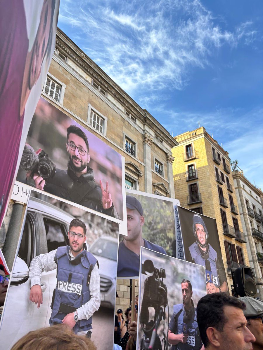 CarlaVall's tweet photo. Plaça Sant Jaume plena per denunciar l’assassinat de periodistes a Palestina.

Des de l’inici del genocidi han estat assassinats més periodistes a Gaza que a la I i II WW juntes.

Foto d’Ana Rosa Ballester. https://t.co/yzQKulfsse