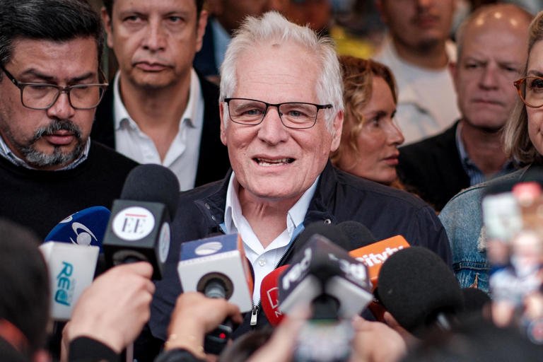 MrCarvajalino's tweet photo. Tristeza y decepción ver al Papá de Miguel Uribe decir en su discurso de despedida a su hijo que, se lo entrega al condenado Álvaro Uribe y al Centro Democrático para que ganen la elecciones presidenciales de 2026, tremenda propaganda para RCN y Carcol.
Se viene odio al 100%. https://t.co/ASlSgxLzIW