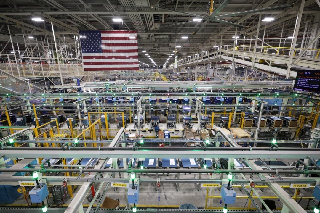 🚨 AMERICAN MANUFACTURING IS BACK 🚨

GE Appliances is pulling major production OUT of China &amp; Mexico—thanks to Trump’s tariffs &amp; America First policies.

1,000+ new jobs. $3 BILLION in U.S. investment.

How many times did the Uniparty tell us this was impossible? 🇺🇸🛠️

THREAD🧵