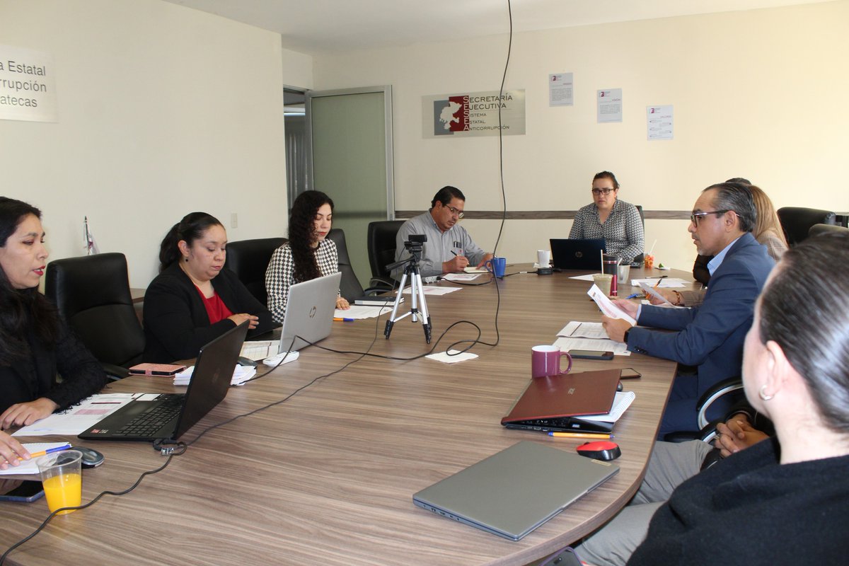 📌 Reunión con enlaces del Comité Coordinador y Secretaría Técnica para afinar temas de próximas sesiones. 
📄 Se revisaron manuales del TRIJEZ y TSJEZ sobre entrega-recepción, y se abordó el Plan Anual 📊 y avances de las Jornadas Estatales Anticorrupción.